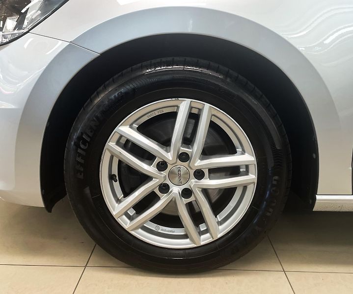 Volkswagen Touran 2,0TDi Comfortline, ČR, 1.MAJ - fotka 26 z 30