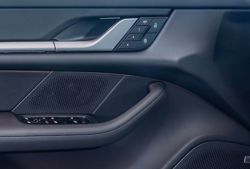Porsche Taycan 4 SportDesign Matrix ACC 360 - fotka 12 z 22