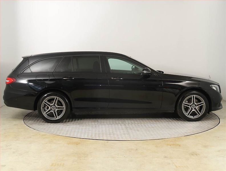 Mercedes-Benz Třídy E (2017) E 220 d - fotka 6 z 27