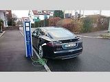 Nabíjení elektromobilů Tesla. Ilustrační foto.