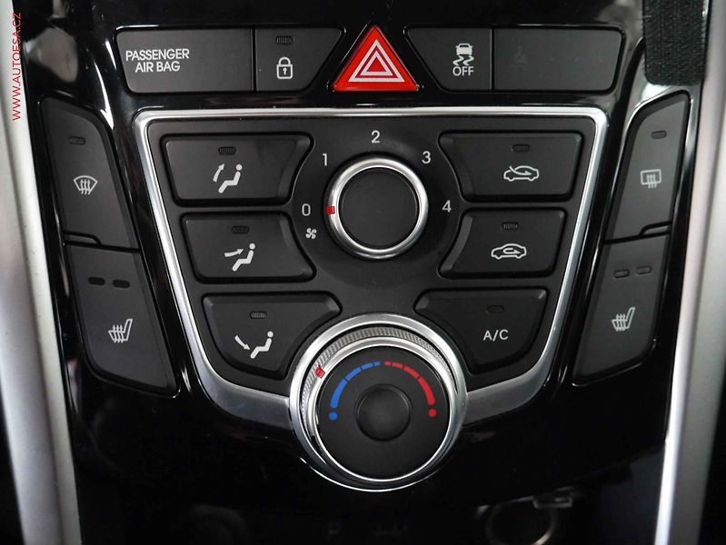 Hyundai i30 (2013) 1.6i, ČR, AC, výhřev sed - fotka 15 z 18