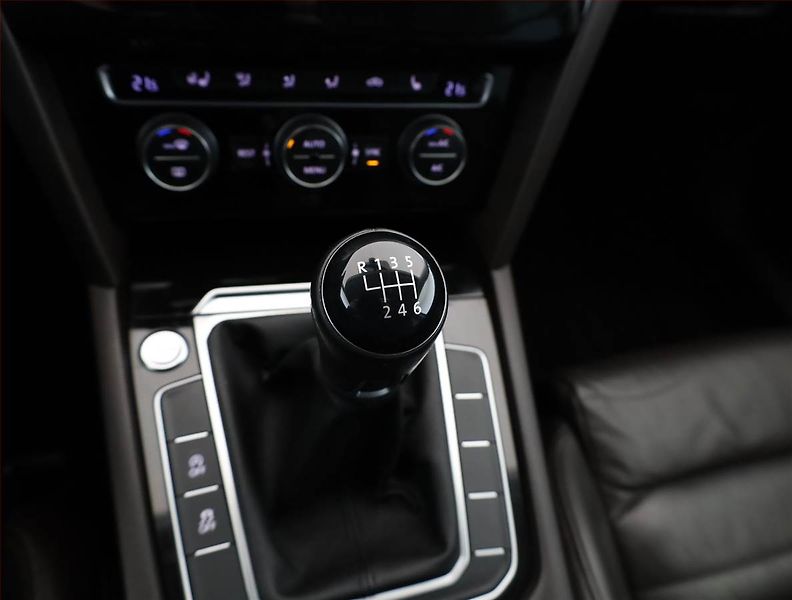Volkswagen Passat (2016) 2.0 TDI, Kůže, Navi, Tempomat - fotka 12 z 19