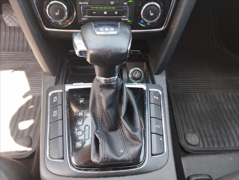 Škoda Superb 2,0 TDi 125 KW DSG - fotka 15 z 16