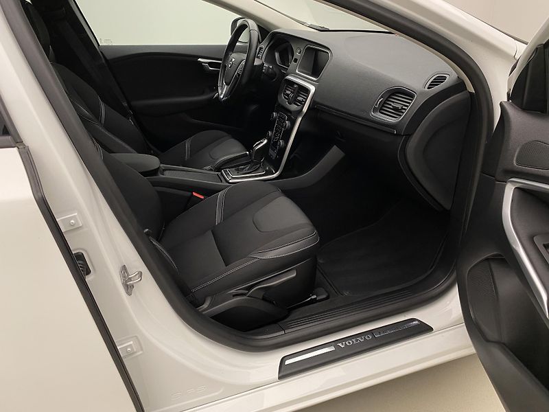 Volvo V40 T2 MOMENTUM AUT  - fotka 23 z 39
