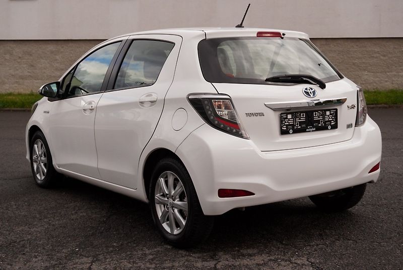 Toyota Yaris 1.5 Hybrid LOUNGE - fotka 5 z 23
