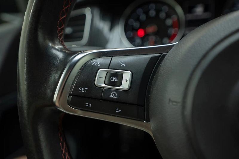 Volkswagen Golf GTI Performance 2.0 169 kW - fotka 15 z 36