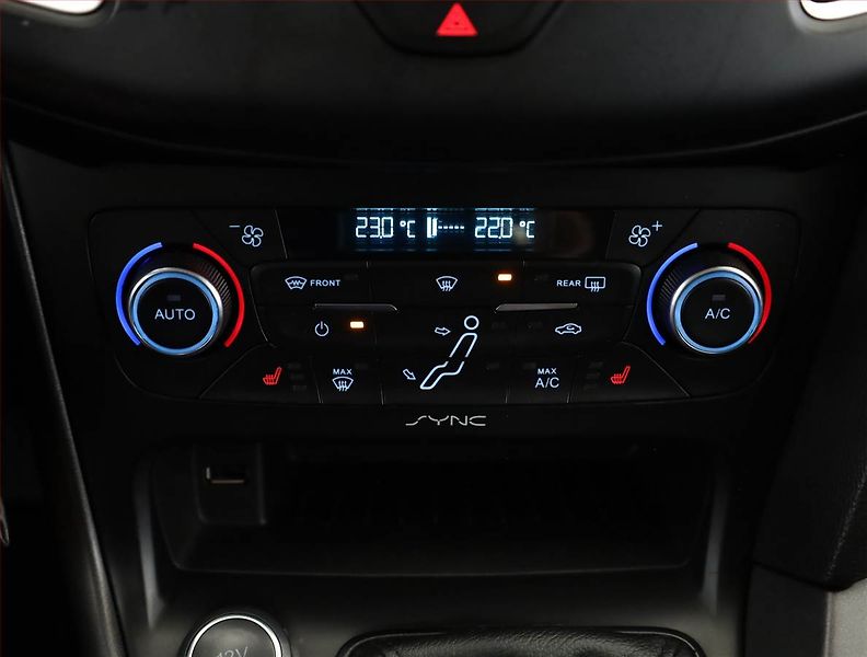 Ford Focus (2015) 1.5 TDCi, Serv.kniha - fotka 12 z 17