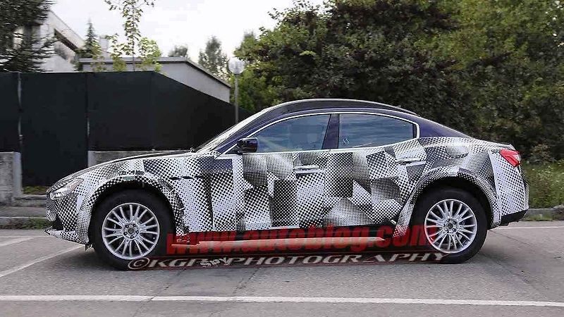 Testovací mula pro SUV Rolls-Royce Cullinan.