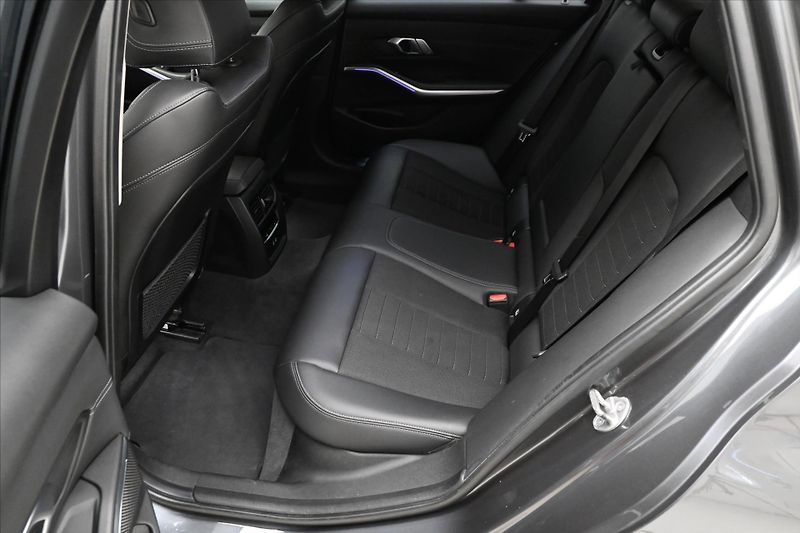BMW Řada 3 2,0 320d 140 kW SportTouring S - fotka 14 z 32