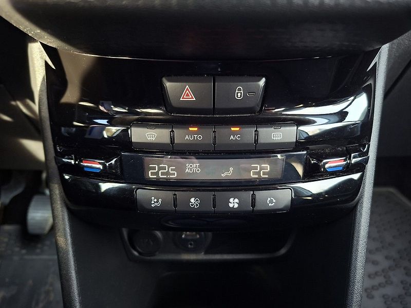 Peugeot 2008 1,2 PT 110k M5 2.MAJ - fotka 22 z 23