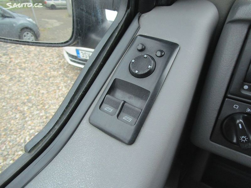 Volkswagen Multivan 2,5TDI-111KW - NOVÁ STK - fotka 19 z 22