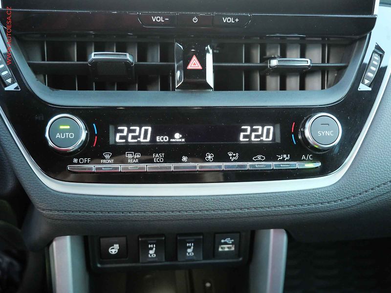 Toyota Corolla Cross (2022) 2.0 Hybrid, Premiere - fotka 18 z 26