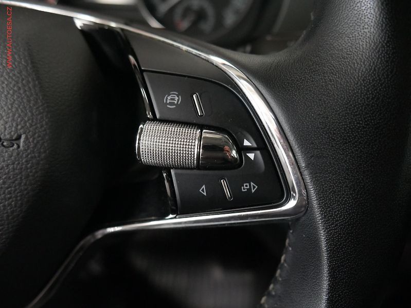 Škoda Fabia (2022) 1.0 TSi, ČR, Ambition, zámek - fotka 15 z 19