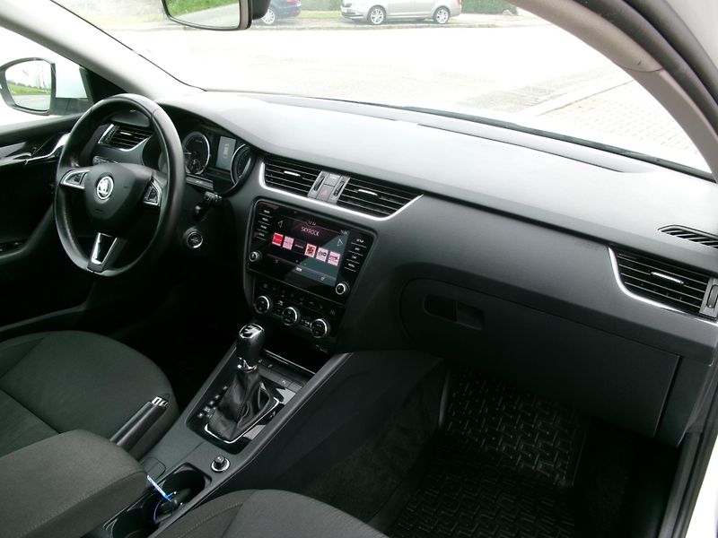 Škoda Octavia (2019) 1,5TSI DSG AC TEMP ČR - fotka 31 z 36