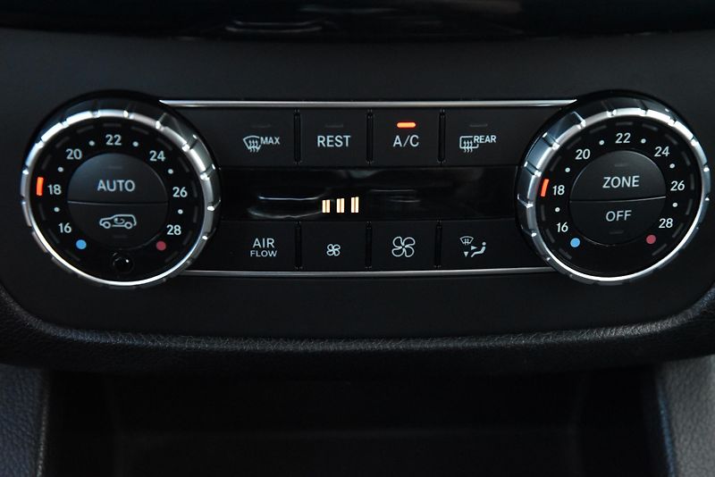 Mercedes-Benz GLE 350 d 4MATIC FACE,NAVI,LED,ČR - fotka 30 z 51
