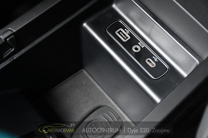 Alfa Romeo Giulia 2.0T 16V 206kW VELOCE AT8 Q4 - fotka 37 z 53