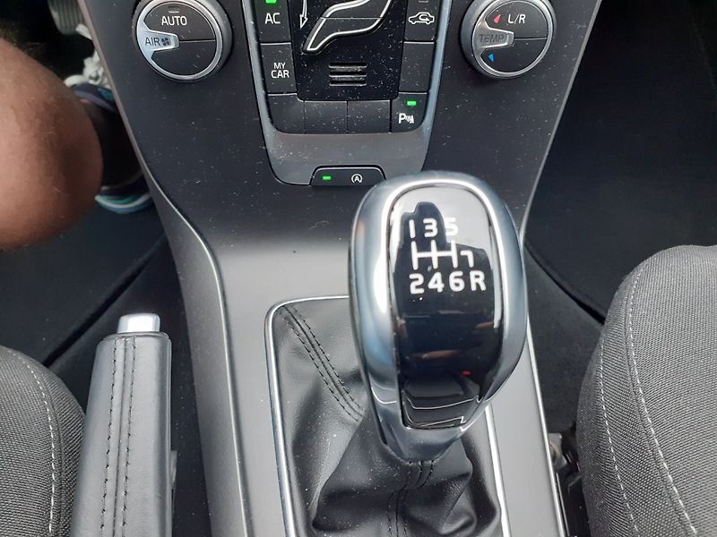 Volvo V40 (2018) 2.0 D CROSS COUNTRY - fotka 17 z 32