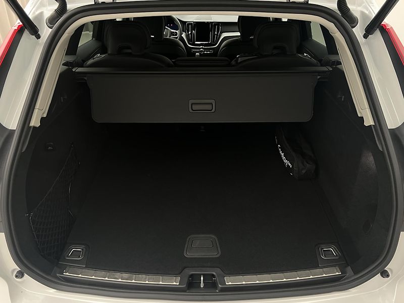Volvo XC60 B5 AWD PLUS DARK AUT 1.maj. - fotka 5 z 43