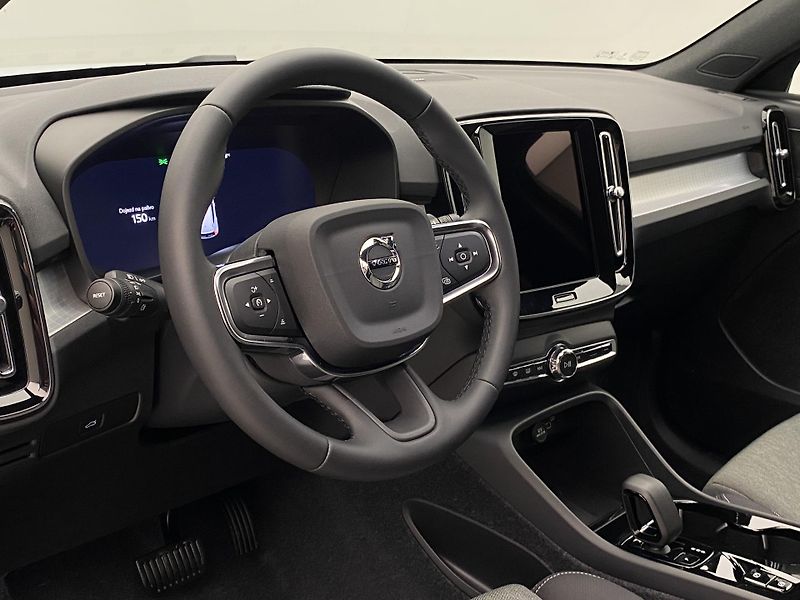 Volvo XC40 (2025) B3 AUT DARK PLUS - fotka 4 z 64