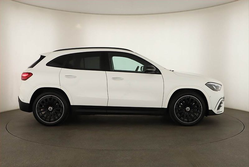 Mercedes-Benz GLA (2026) 220 4MATIC, AMG LINE - fotka 6 z 21