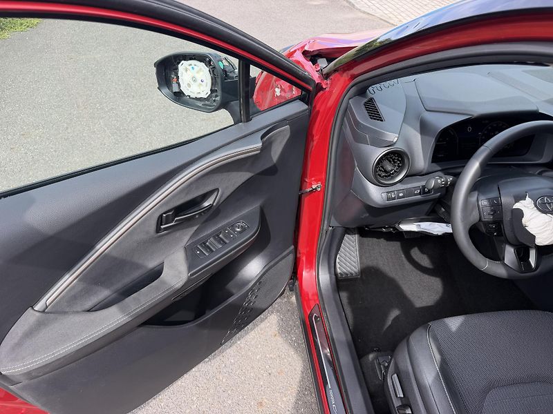 Toyota C-HR 1,8i hybrid automat navigace - fotka 14 z 21