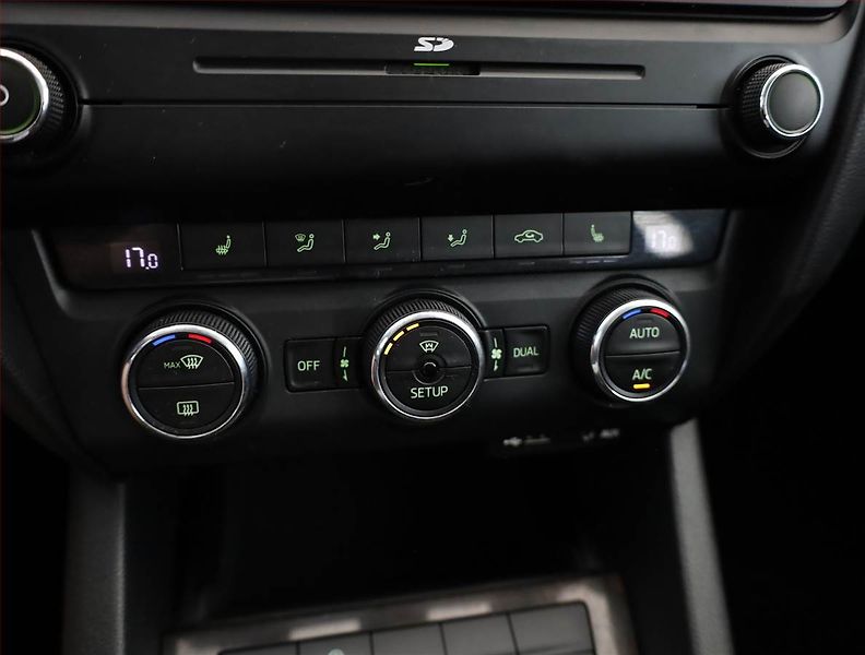 Škoda Octavia (2013) Ambition 1.6 TDI, Tempomat - fotka 10 z 19