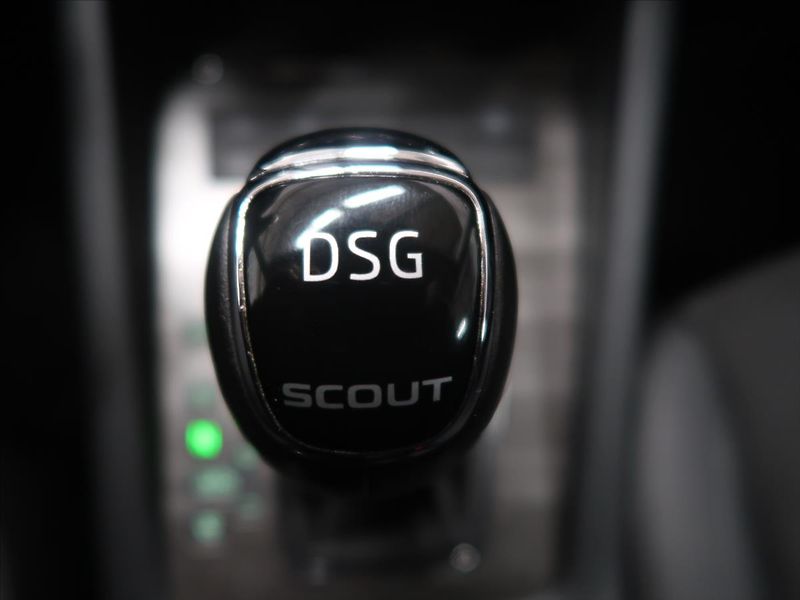 Škoda Octavia 2,0 TDI 135KW DSG SCOUT TOP! - fotka 27 z 39