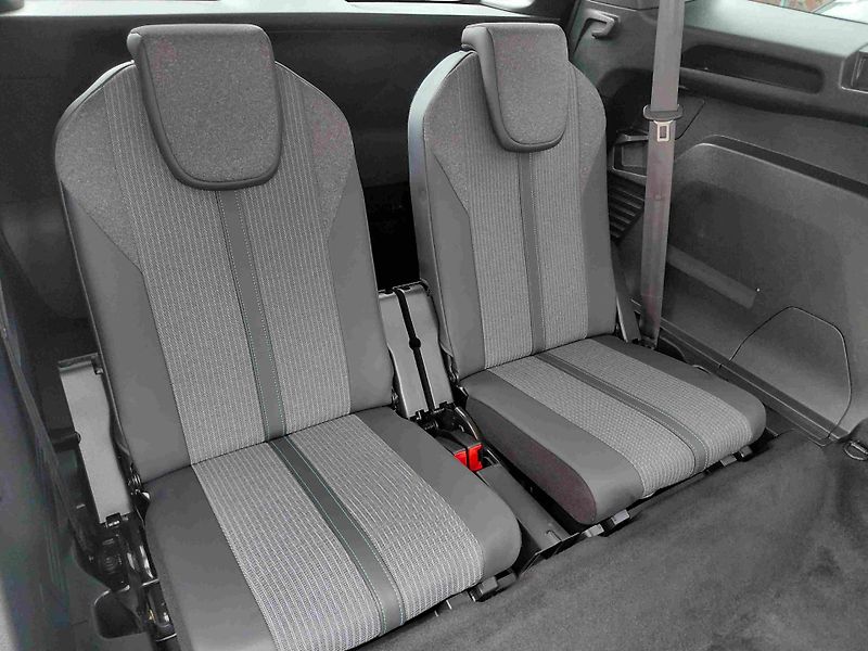 Peugeot 5008 1,2PT EAT8 ALLURE - fotka 11 z 21