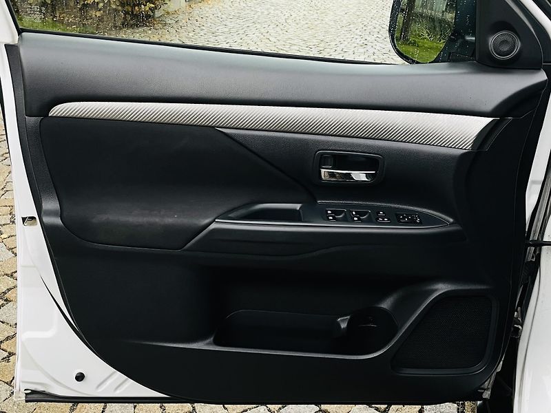 Mitsubishi Outlander 2.0i MANUÁL 1.MAJITEL SERVISKA - fotka 30 z 43