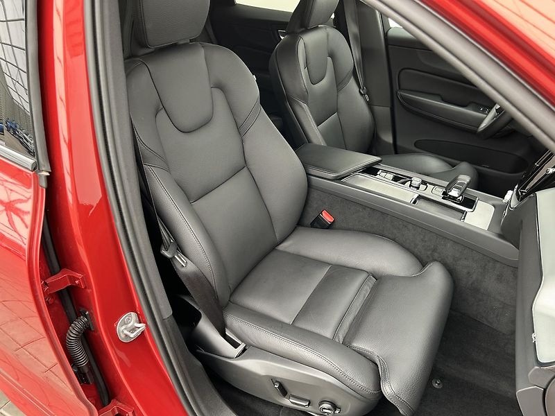 Volvo XC60 2.0  B5 4x4 Plus - fotka 13 z 27