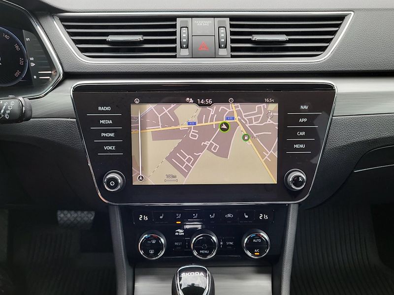 Škoda Superb III FL combi 2.0 TDi DSG STYLE - fotka 12 z 50