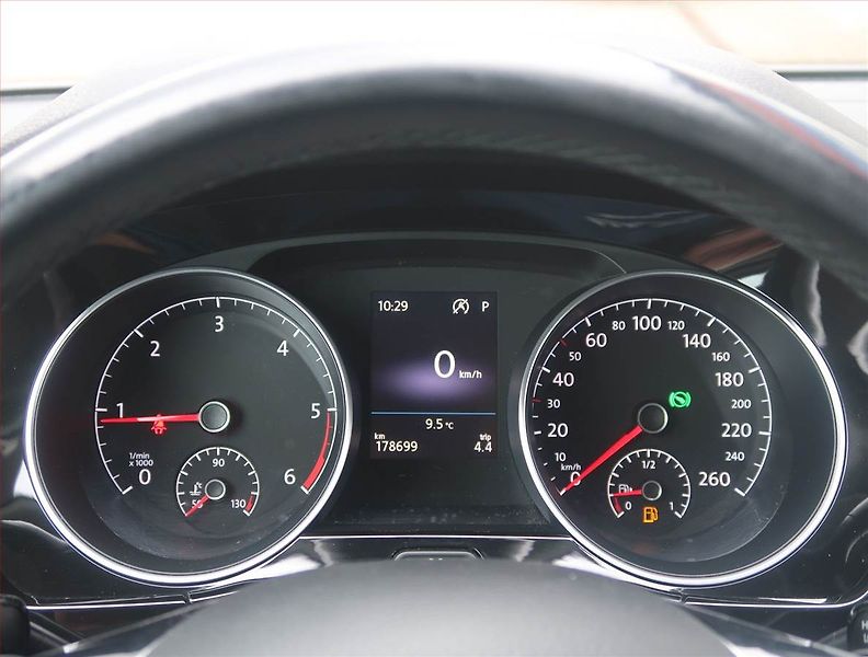 Volkswagen Touran (2017) R-Line 2.0 TDI, Automat - fotka 11 z 16