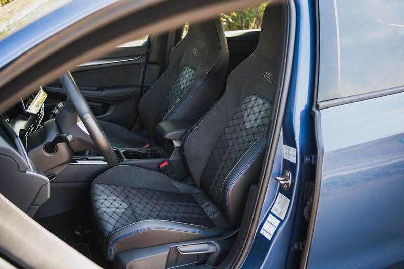 Volkswagen Golf (2025) R-Line 1.5 TSI - fotka 15 z 27