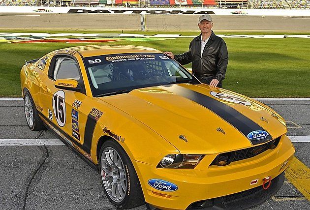 Parnelli Jones u vozu Ford Mustang Boss 302 v roce 2010., zdroj: Wikimedia Commons, Ford Motor Company, CC BY-SA 4.0