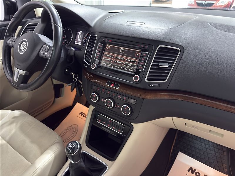 Volkswagen Sharan 2,0   TDI HIGH PANO WEBASTO TZ - fotka 22 z 40