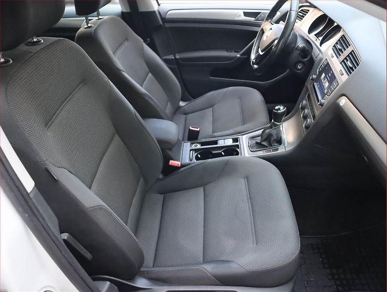 Volkswagen Golf (2016) 1.6 TDI, 4X4, Serv.kniha - fotka 9 z 18