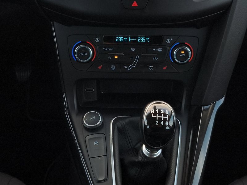 Ford Focus (2018) 1.0 EcoBoost 92kW, Serv. kniha - fotka 19 z 23