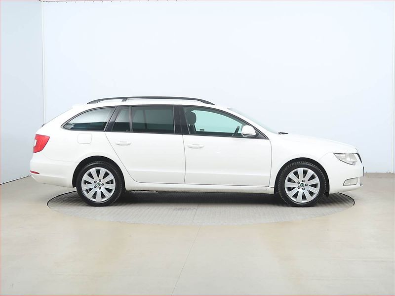 Škoda Superb (2011) 2.0 TDI - fotka 6 z 14