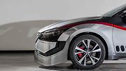 Nissan Maxima jako přilba kapitána Phasma.