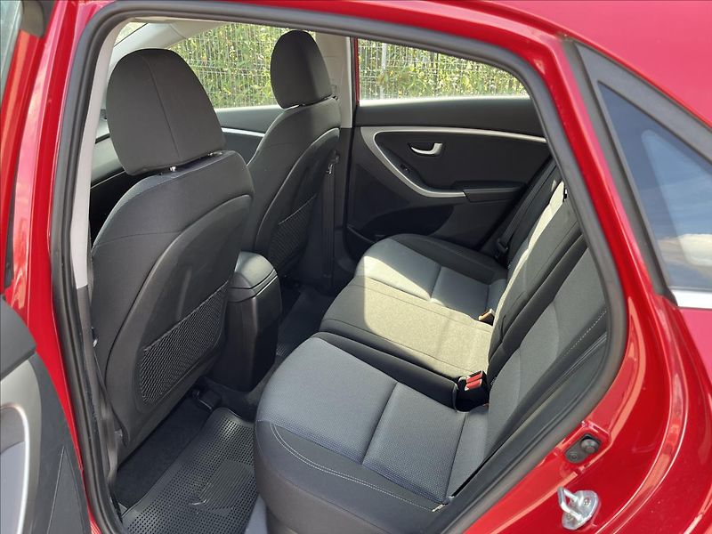 Hyundai i30 1,6 CRDi ČR ALU KAMERA 2x KOLA - fotka 13 z 32