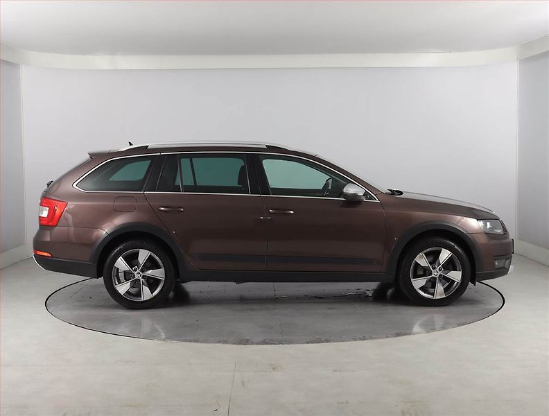 Škoda Octavia (2015) Scout 2.0 TDI, 4X4, Automat - fotka 6 z 21