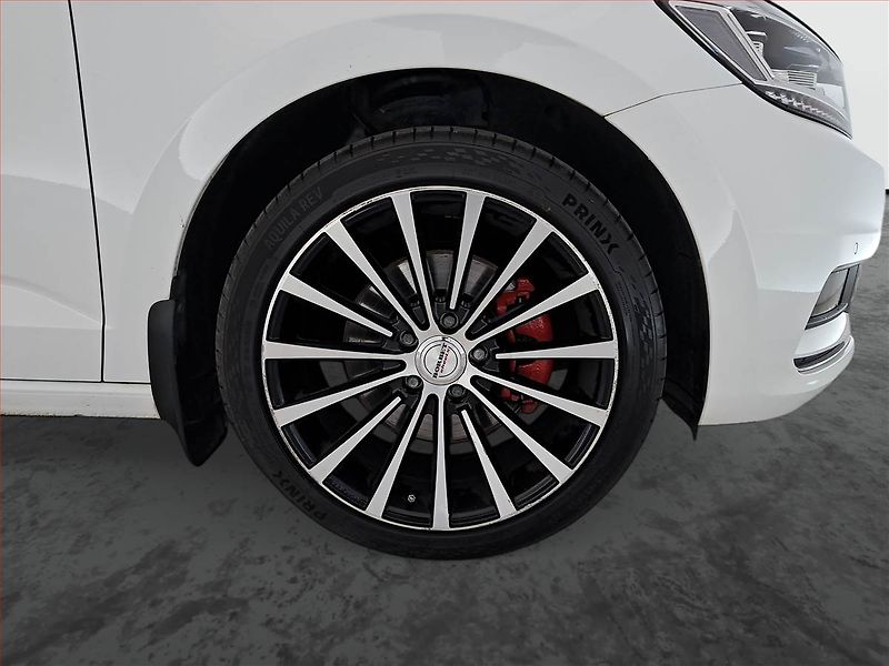 Volkswagen Touran (2018) R-Line 1.5 TSI - fotka 15 z 21