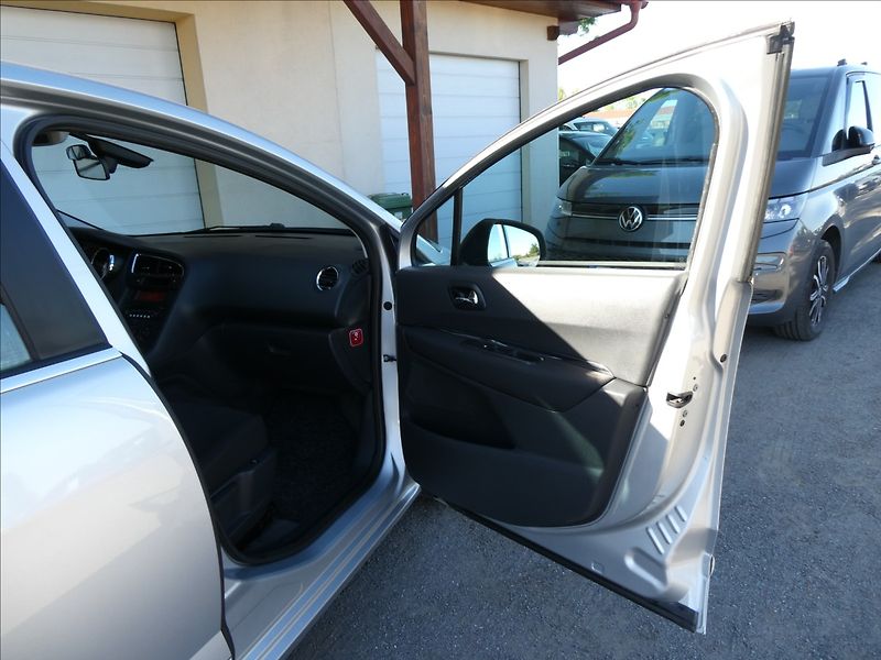Peugeot 5008 1,6 16V 115kW Panorama,po serv - fotka 25 z 44