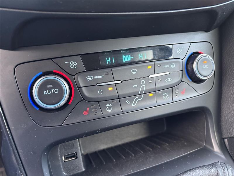 Ford Focus 1,5 TDCI 88kW Titanium - fotka 31 z 38
