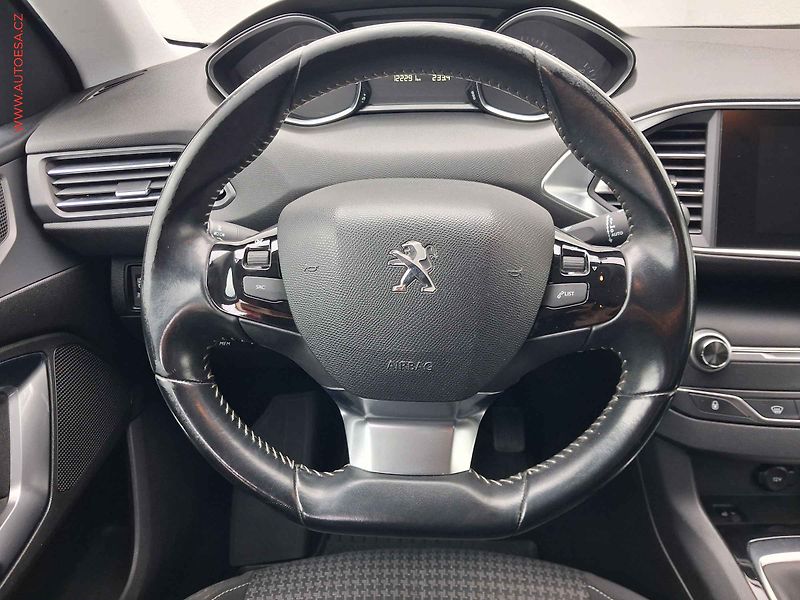 Peugeot 308 (2019) 1.2 PT, 1.maj,ČR, servis - fotka 11 z 17
