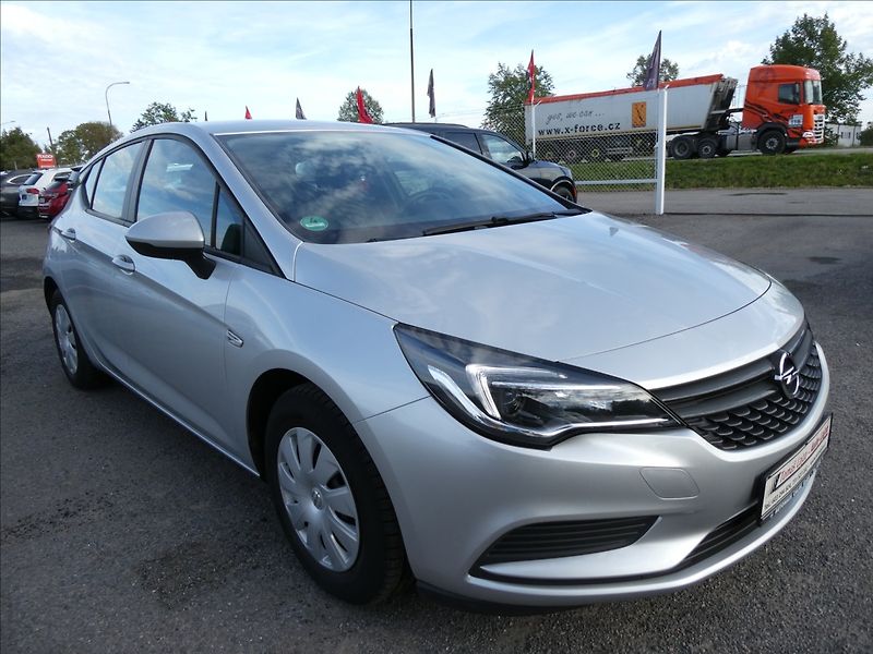 Opel Astra 1,4 i 74kW 2x kola, serviska - fotka 1 z 39