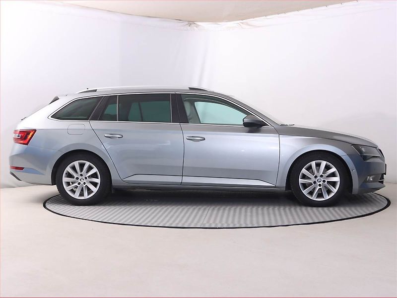 Škoda Superb (2019) 2.0 TDI, Automat, Kůže, Navi - fotka 6 z 21