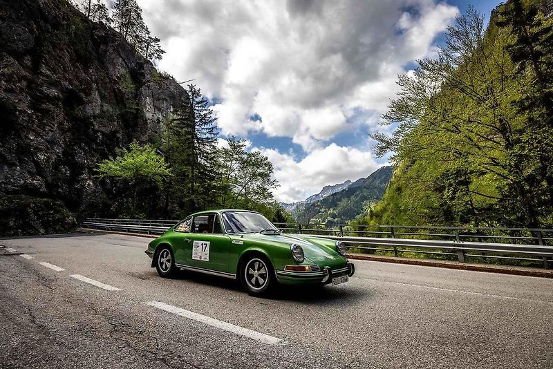 Všichni účastníci s vozy v cíli druhého ročníku Oldtimer Expressu, který mířil z Prahy do řeckých Atén.