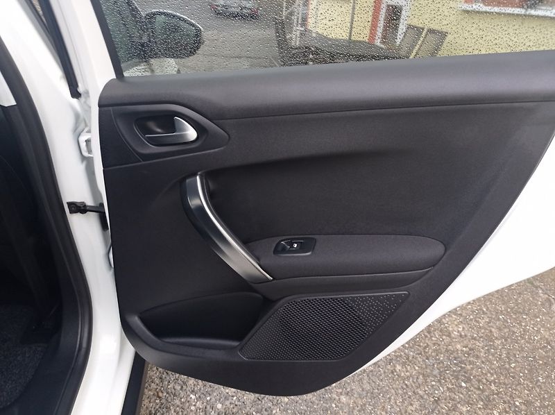 Peugeot 2008 1.5 75kW/Navi/1Maj/TOP - fotka 19 z 40