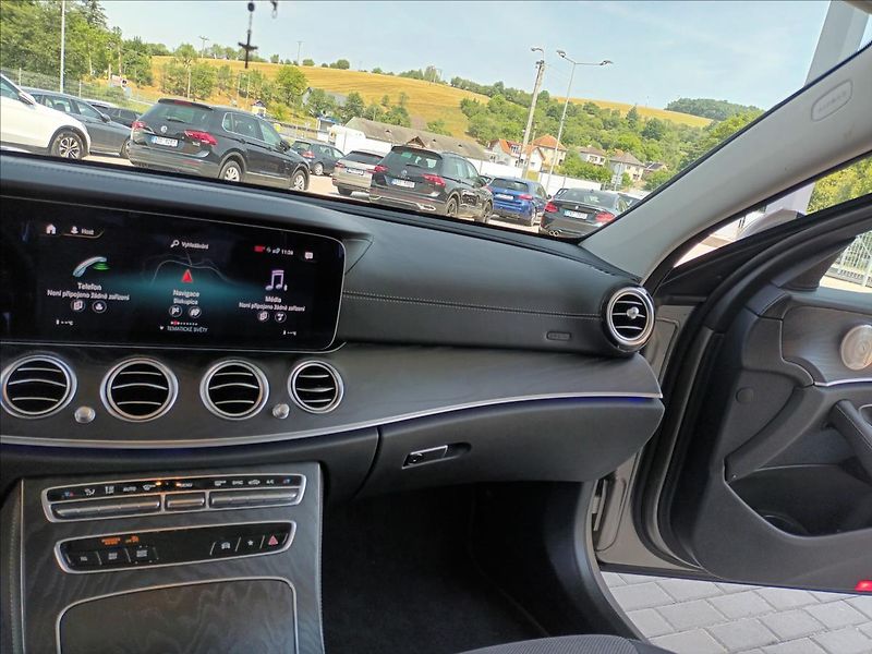 Mercedes-Benz Třídy E 2,0 220d,AMG,4MATIC,PANO,9G - fotka 13 z 33